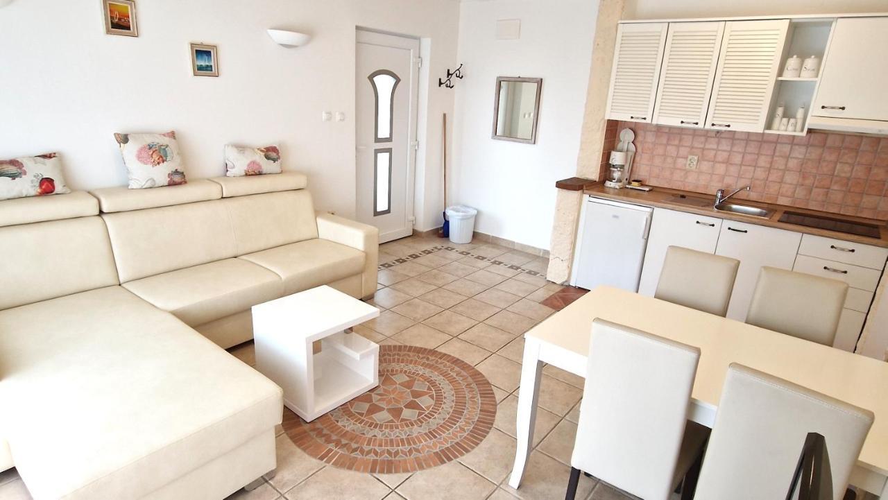 Apartment Damijan คิร์ก ภายนอก รูปภาพ